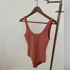 Aritzia/ Wilfred Free dust rose body suit